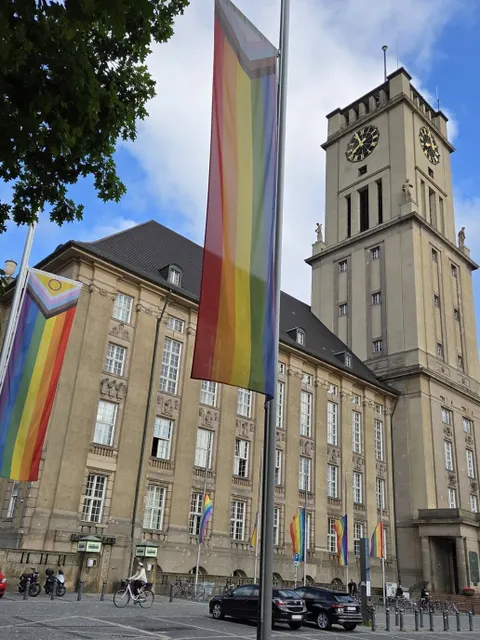 Beflaggung auf Halbmast vor dem Rathaus Schöneberg