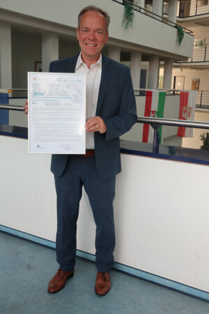 Landrat Klaus Grootens hat die Charta „Vereinbarkeit von Beruf und Pflege“ unterzeichnet. (Foto: OBK)