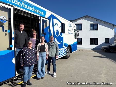 Das Team des Bücherbusses lud zum Tag der offenen Tür in die neuen Räumlichkeiten in Büren-Wewelsburg ein: Florian Dickgreber, stellv. Amtsleiter des Kreiskulturamtes, Carolin Voß, Nina Gilbert, Franziska Jacob und Andy Schulte – v.l. © Kreis Paderborn, Diana Ramme