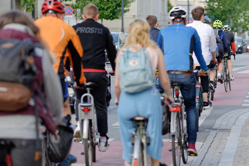 Radfahrerinnen und Radfahrer unterwegs auf einem Radweg in einer Stadt., Bild © AdobeStock