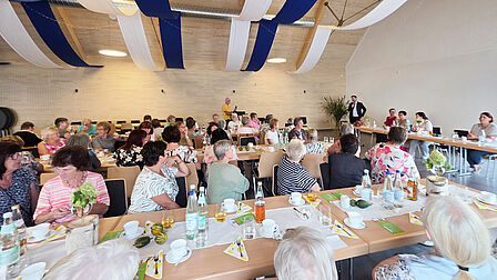Landfrauen aus dem gesamten Wartburgkreis sitzen im voll besetzten Saal des Borscher Hofes. Landrat Dr. Michael Brodführer spricht vor den Teilnehmerinnen.