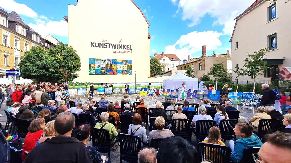 Ein Menschenmenge verfolgt die Auktion am Kunstwinkel