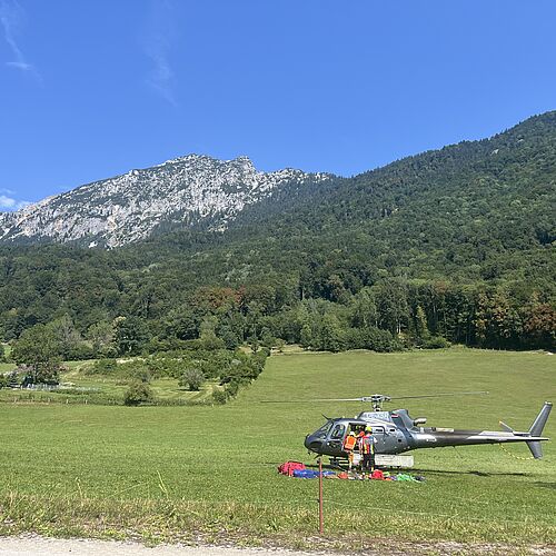 Ein Helikopter hat Personal und Material an die Einsatzstelle am Hochstaufen gebracht.  Foto: Stadt Bad Reichenhall
