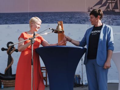 Ministerpräsidentin Manuela Schwesig und Oberbürgermeisterin Eva-Maria Kröger eröffnen die 35. Hanse Sail