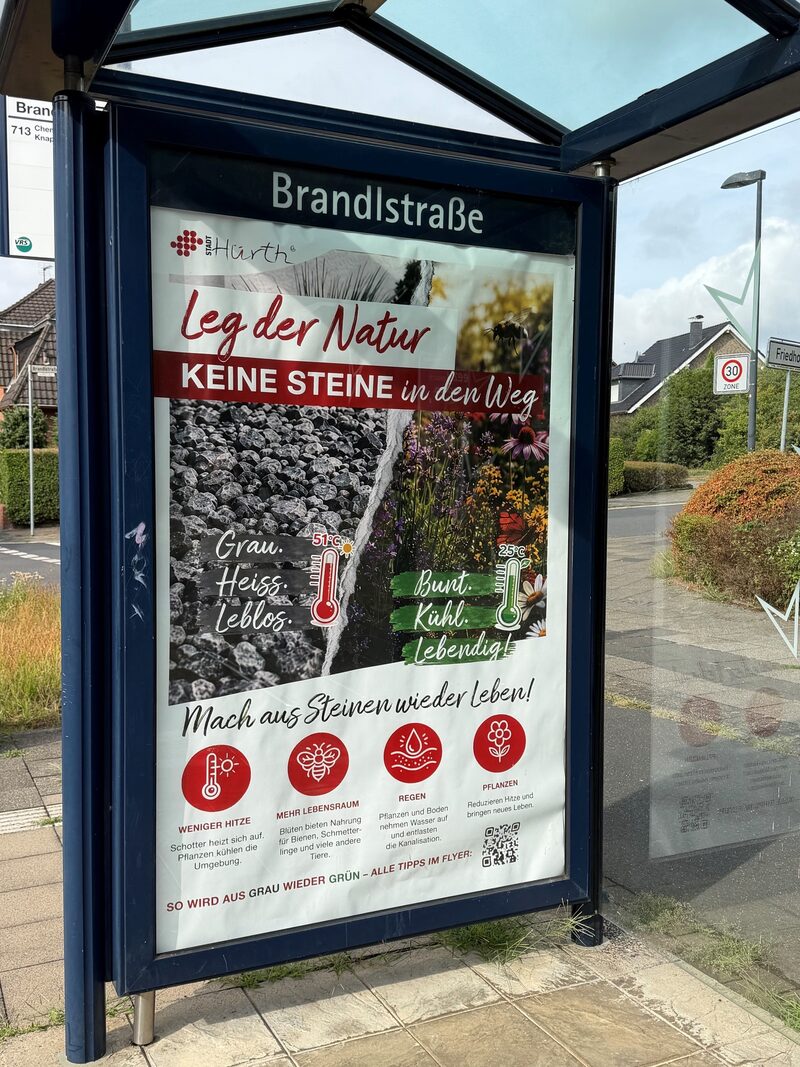 Mit Plakaten wirbt die Stadt Hürth für grüne Gärten statt grauer Flächen.