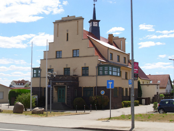 Das Gebäude des Rathauses in Rückmarsdorf mit einem stufenförmigen markanten Giebel.
