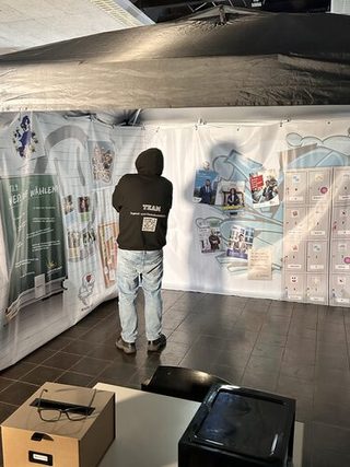 Ein Mitglied des Teams Jugend- und Demokratiebildung im Escape-Room-Pavillon