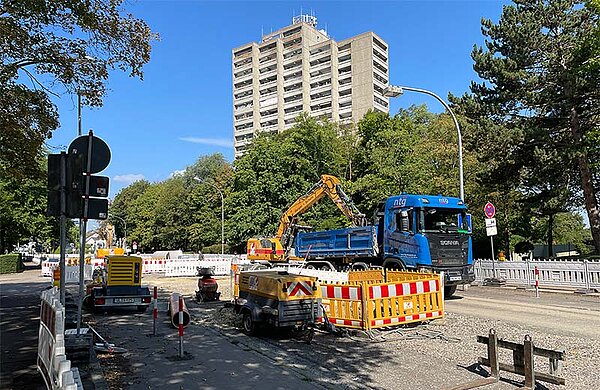 Baustelle mit Baustellenbagger und Kipplader