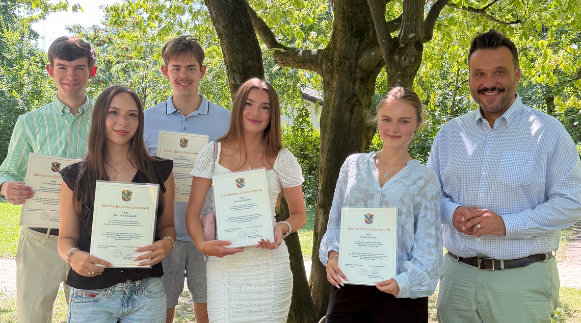 Gruppenfoto der Abiturienten mit Urkunden