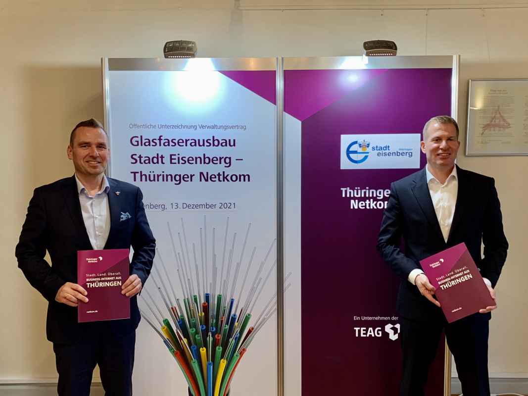 Bürgermeister Kieslich und Netkom- Geschäftsführer Westendorff bei der Unterzeichnung der Verwaltungsvereinbarung