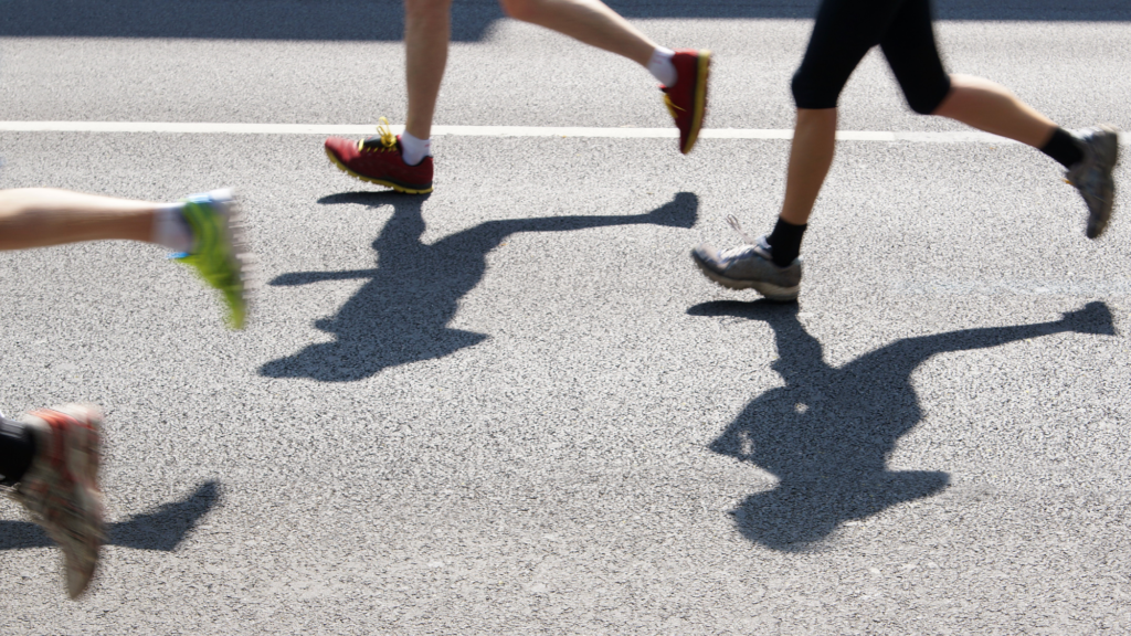 Spendenlauf Murnauer Schulen - Symbolbild mit laufenden Beinen auf einer Straße