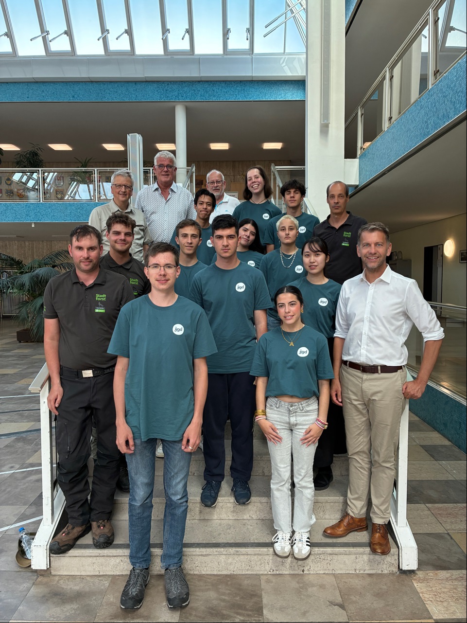 ᠎Pending Translation: Teilnehmende des internationalen Workcamps gemeinsam mit Oberbürgermeister Dennis Weilmann (vorne rechts) in der Bürgerhalle. Foto: Stadt Wolfsburg