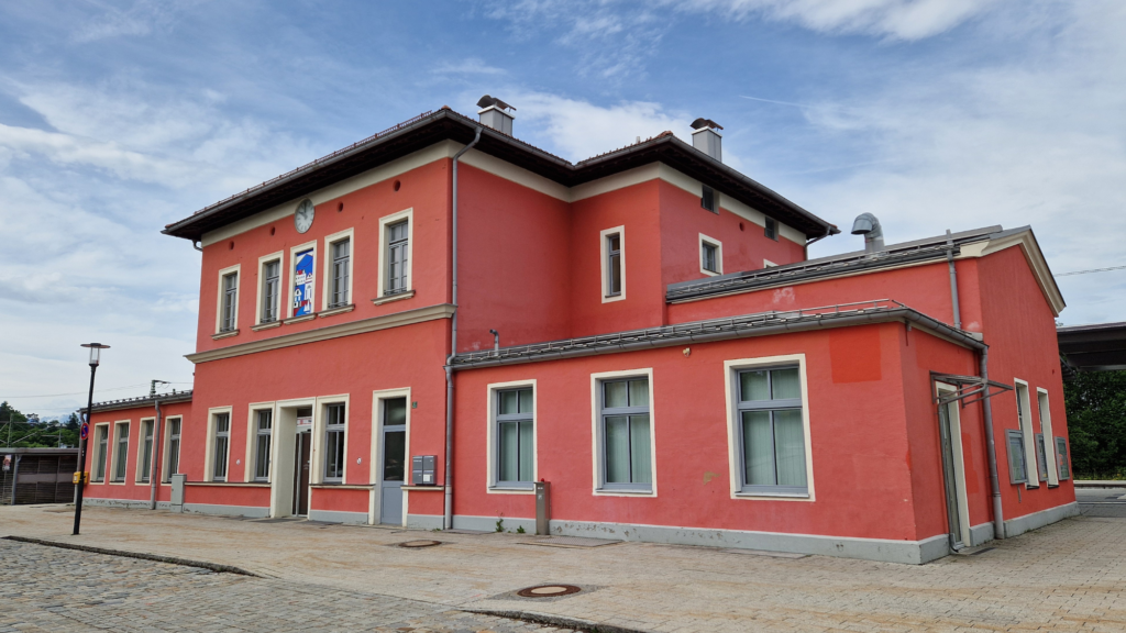 Murnauer Bahnhof - ein rotes Gebäude