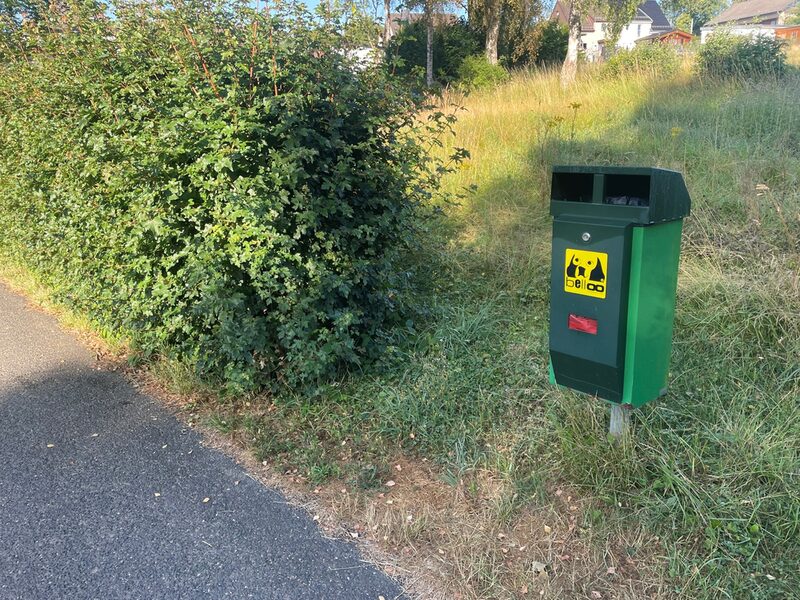 Mit zahlreichen Hundestationen unterstützt die Gemeinde Dahlem die Hundebesitzer.