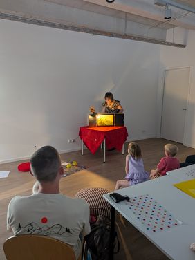 Tischtheater erzählt Geschichte in Bildern.