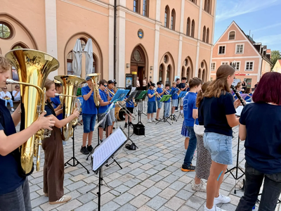 Das Projektorchester unter der Leitung von Adrian Knoll eröffnete „Sommer in der Stadt“ mit einem schwungvollen Konzert vor dem Rathaus.