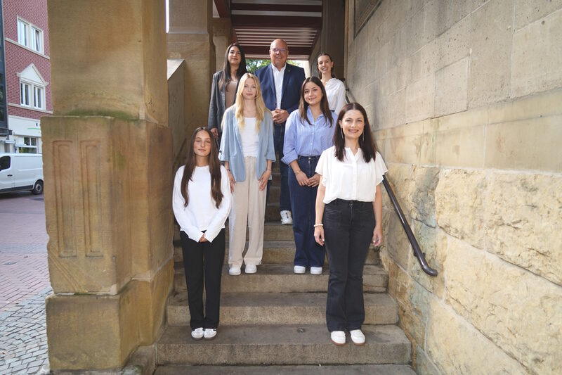 Bürgermeister Uwe Tietz (obere Reihe Mitte), Ausbildungsleiterin Tina Strobel (obere Reihe rechts) und die Vorsitzende der Jugend- und Auszubildendenvertretung Bilge Duran (obere Reihe links) begrüßten am Rathaus die Stadtinspektoranwärterinnen Tuana Özkan (untere Reihe links) und Leni Sophie Palacz (mittlere Reihe links) sowie die Auszubildenden zur Verwaltungsfachangestellten Irine Obermüller (untere Reihe rechts) und Ümmehan Özcelik (mittlere Reihe rechts).