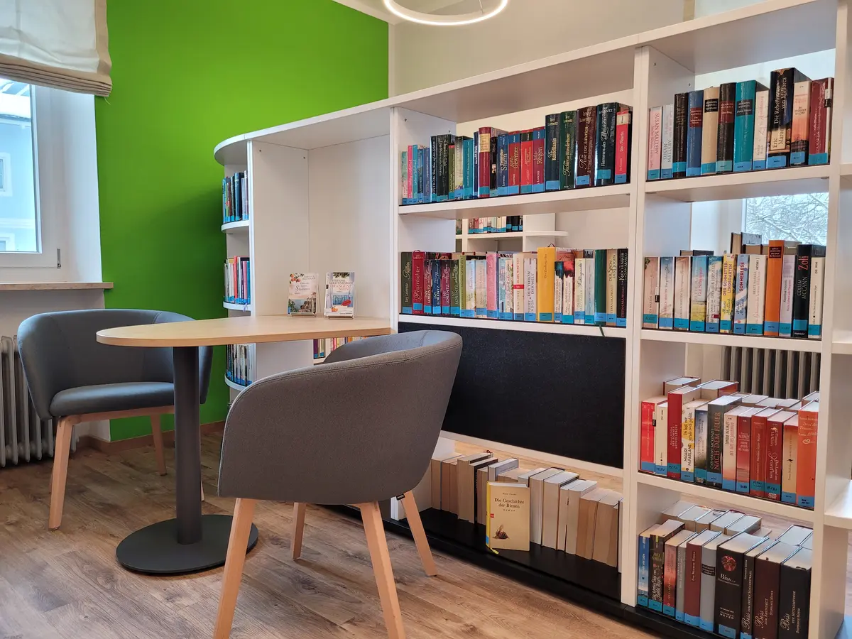 Leseecke in der Bücherei mit Stühlen und Tisch