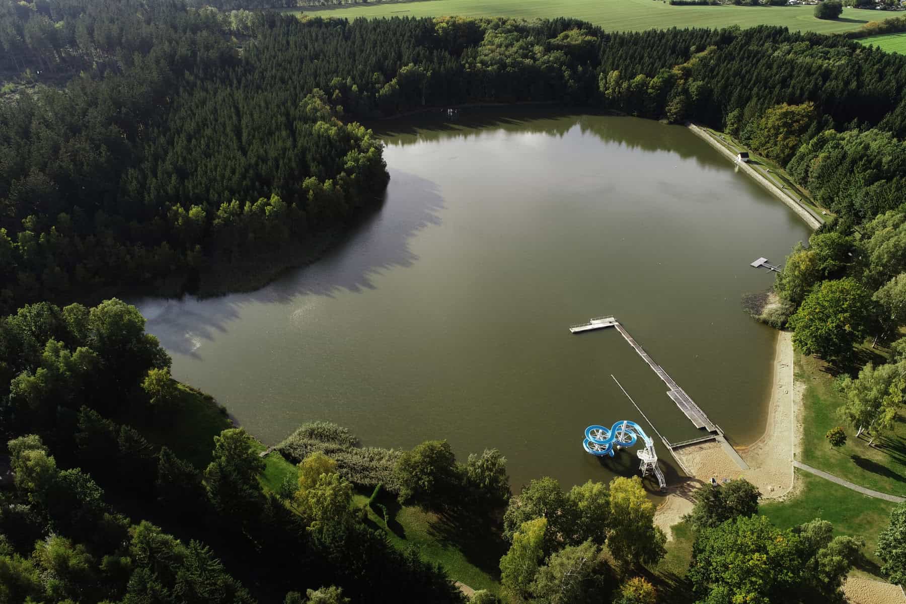 Vogelperspektive des Erzengler-Teichs in Brand-Erbisdorf