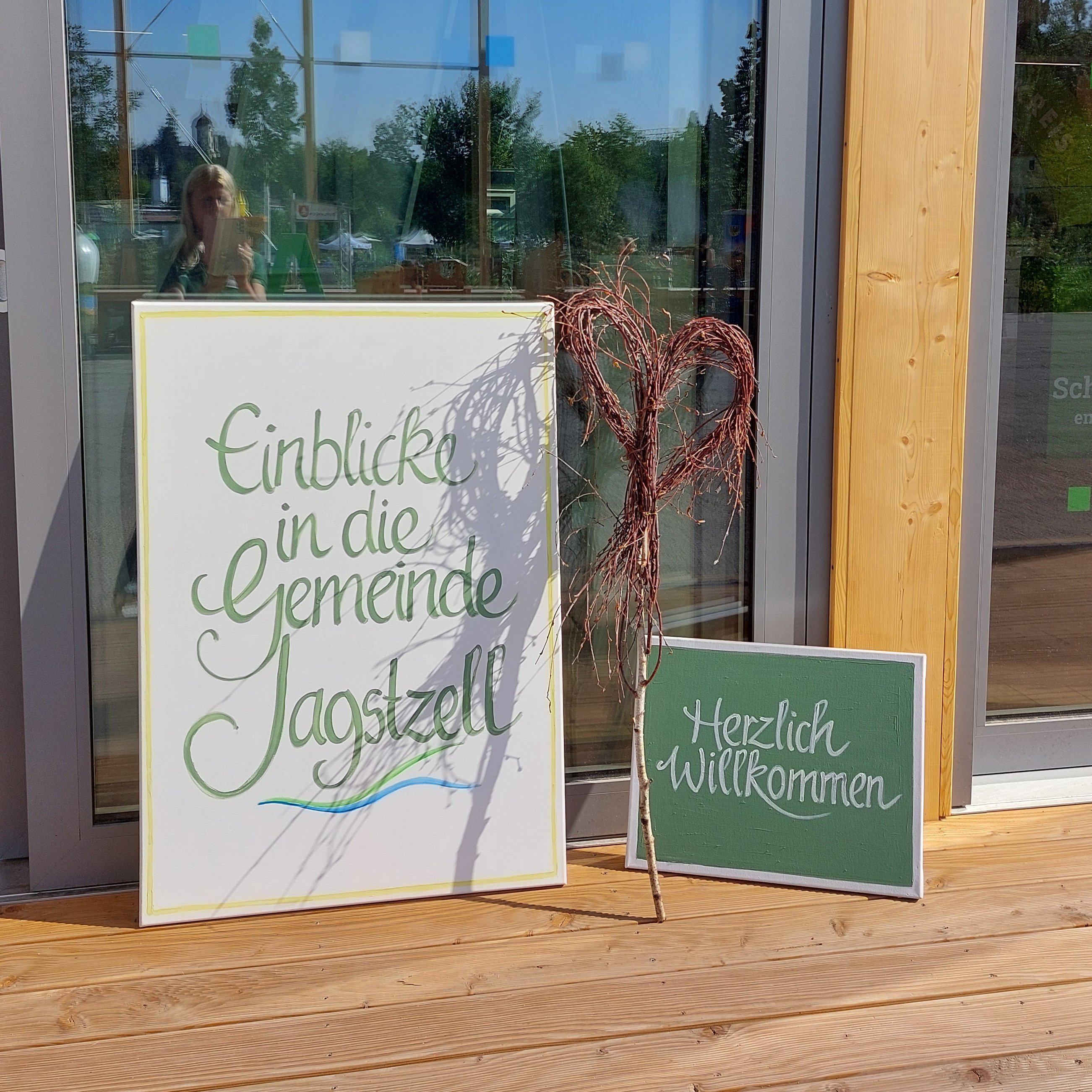 2 Schilder stehen am Eingangsbereich des Kreispavillon, die Schilder sind mit schöner Schrift beschrieben
