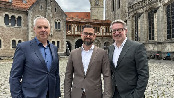 v.l.n.r: Jörg Meyer, aktueller Geschäftsführer der Wirtschaftsförderung, Sebastian Hallmann, designierter Geschäftsführer, und Gerold Leppa, Aufsichtsratsvorsitzender der Braunschweig Zukunft GmbH (Wird bei Klick vergrößert)