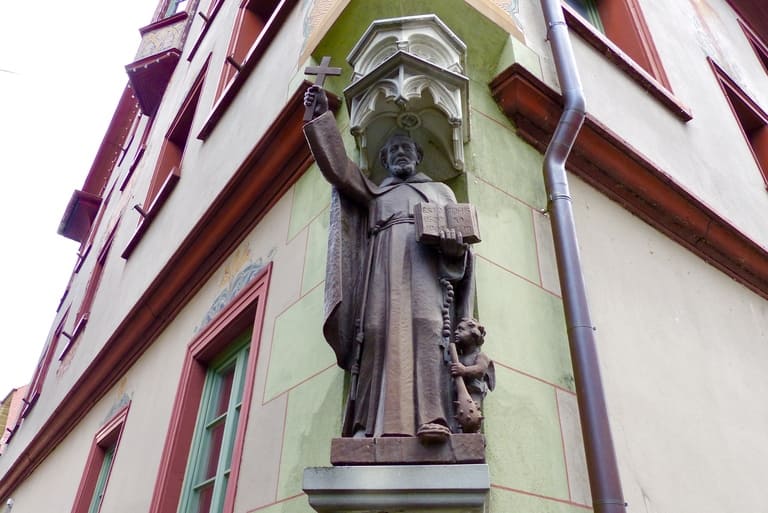 Eine Statue an einer Hauswand.