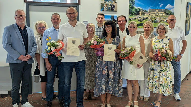 Das Bild zeigt die Genannten mit ihren Vorgesetzten und Mitgliedern der Interessenvertretungen in der Stadtverwaltung.