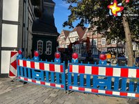 Das Foto zeigt Absperrbaken und im Hintergrund eine Baustelle.