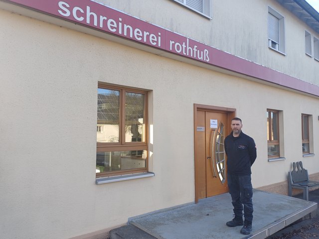 Thomas Rothfuß vor seiner Firma