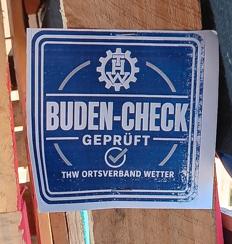 Bauspielplatz-Kids stolz auf „Hütten-TÜV“