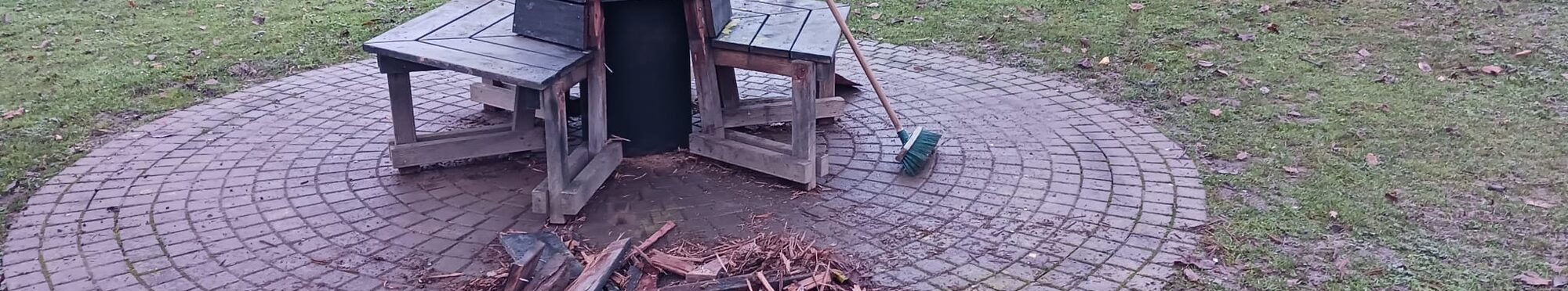 Zerstörte Sitzunggruppe im FReizeitpark