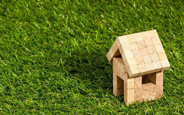 Flyer Grundsteuer Anzeige von Änderungen, Bild Wiese mit Holzhaus