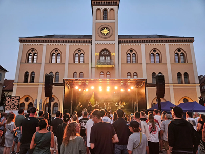 Tolle Stimmung auf dem Hauptplatz – Fättes B reißt Menge mit. (© Anja Lederer, Stadtverwaltung Pfaffenhofen a. d. Ilm)