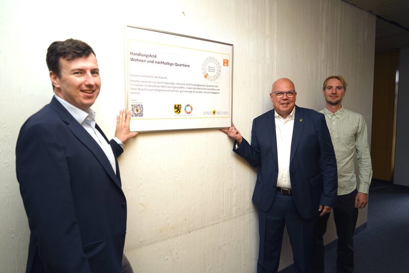 Bürgermeister Uwe Tietz (M.), Beigeordneter Andreas Pöttgen (l.) und Nachhaltigkeitsmanager Marius Frey (r.) präsentieren die Leitlinie zum Handlungsfeld „Wohnen und nachhaltige Quartiere“.