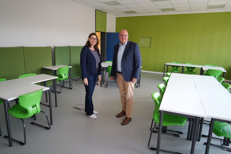 Schulleiterin Daniela Gußmann führte Frechens Bürgermeister Uwe Tietz durch die Räume am Nell-Breuning-Berufskolleg.