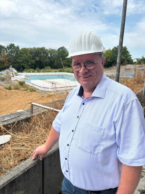 Bezirksbürgermeiste Schada von Borzyskowski auf der Baustelle des Hardtbergbades