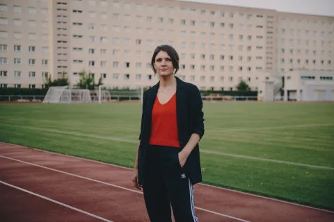 Eine Frau steht auf einem Sportplatz
