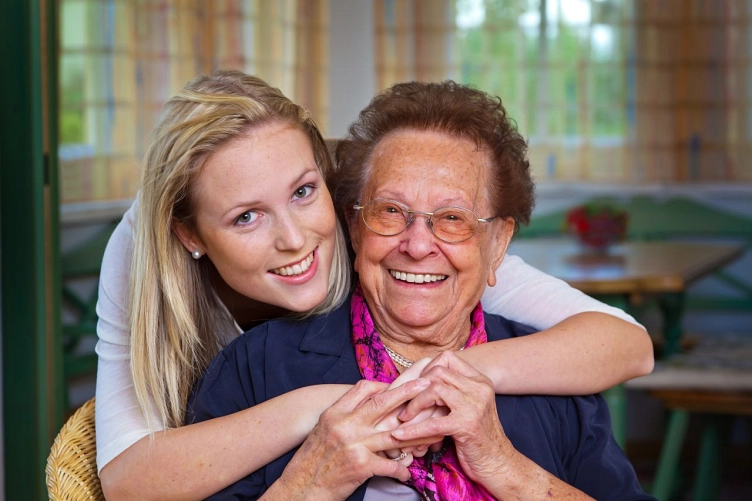 Ehrenamtliche Alltagsbegleiterinnen und Alltagsbegleiter bringen damit Abwechslung und Freude in den Tagesablauf alleinstehender Seniorinnen und Senioren. © Gina Sanders, AdobeStock