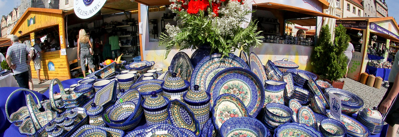 Ein Stand mit Bunzlauer Keramik in Pirnas Partnerstadt Boleslawiec in Polen