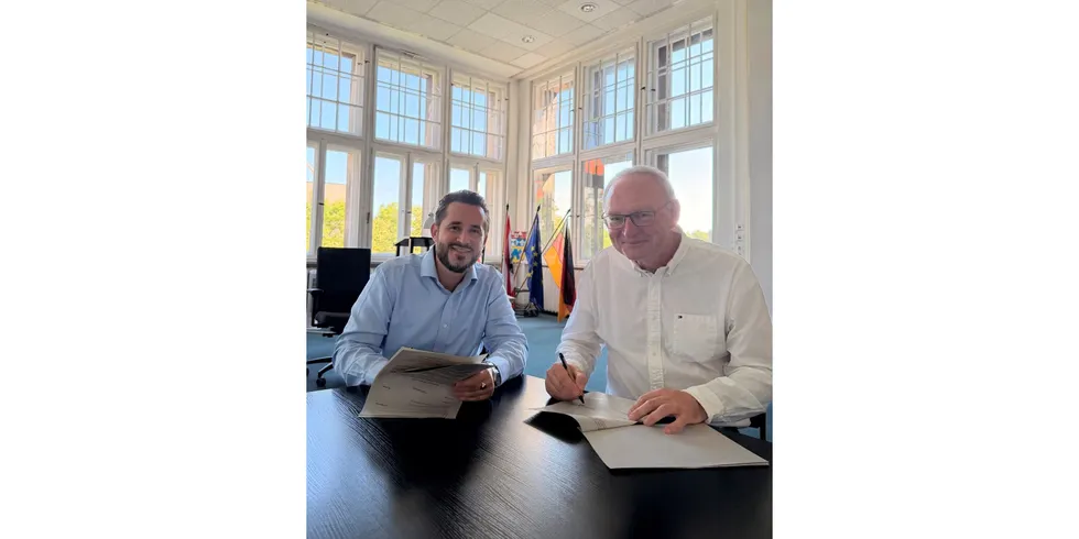 Bezirksstadtrat Simon Hertel und der Geschäftsführer des Landschaftspflegeverbandes Spandau e.V., Thomas Hartl, bei der Vertragsunterzeichnung im Rathaus Charlottenburg.