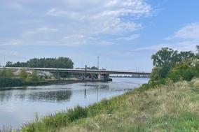 Die Quenzbrücke überspannt den Silokanal.