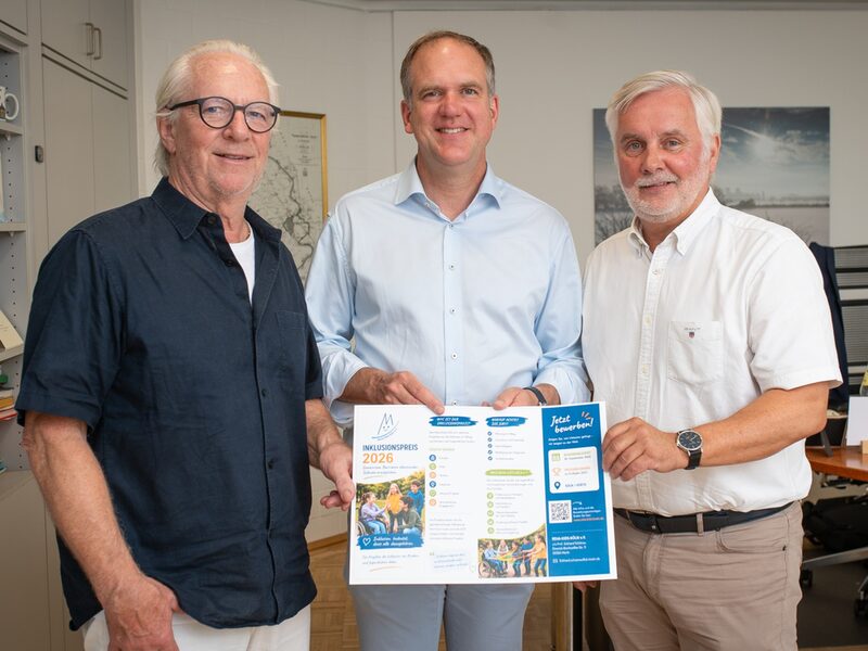 v.l. Rüdiger Winkler (Schriftführer Reha-Kids), Bürgermeister Dirk Breuer, Prof. Dr. Eckhard Schönau (Vorsitzender Reha-Kids).