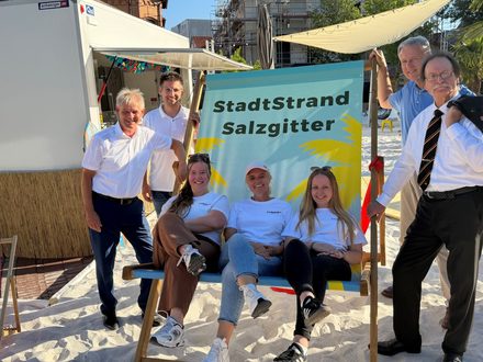 Bild von Oberbürgermeister Frank Klingebiel, Dr .Björn Gläser und Stadtrat Jan Erik Bohling (WIS), Ortsbürgermeister und Ratsherr Andreas Triebe flankieren das Veranstalter-Team der FAIRWORX Event GmbH  Lena Bombien, Katja Karl und Anna-Lena Bolte