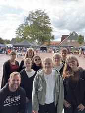 Gruppe von Jugendlichen aus dem Jugendrat der Gemeinde Gnarrenburg, gemeinsam mit Bürgermeister Marc Breitenfeld