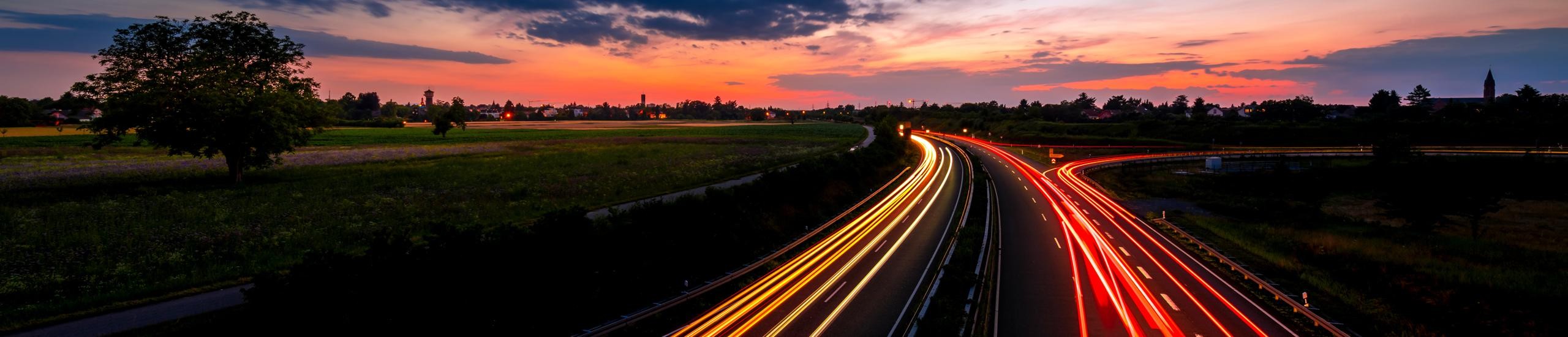 Nachtaufnahme Autos mit Lichtspuren
