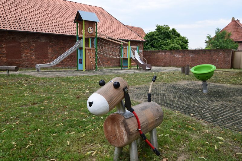 Das Dackeltier freut sich auf viele Kleinkinder...