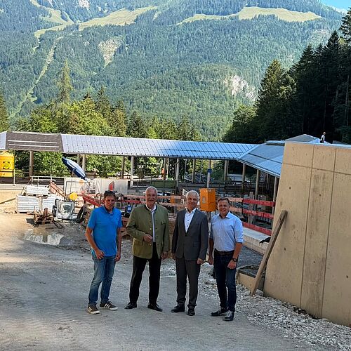 Besuch der Kunsteisbahn am Königssee (von links): Thomas Schwab, Vorstandsvorsitzender des Bob- und Schlittenverbands für Deutschland (BSD), Innenminister Joachim Hermann, Regierungspräsident Dr. Konrad Schober und Michael Koller, Landrat des Berchtesgadener Landes. Foto: LRA BGL