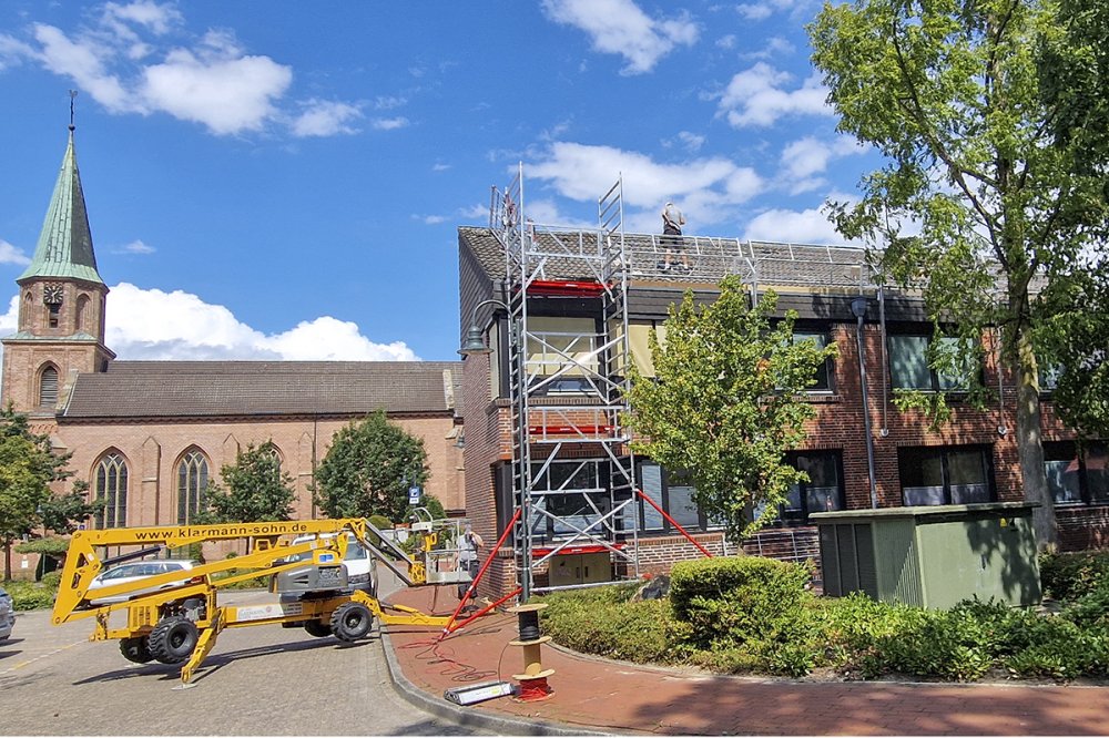 Arbeiten auf dem Holdorfer Rathausdach: PV-Anlage wird installiert