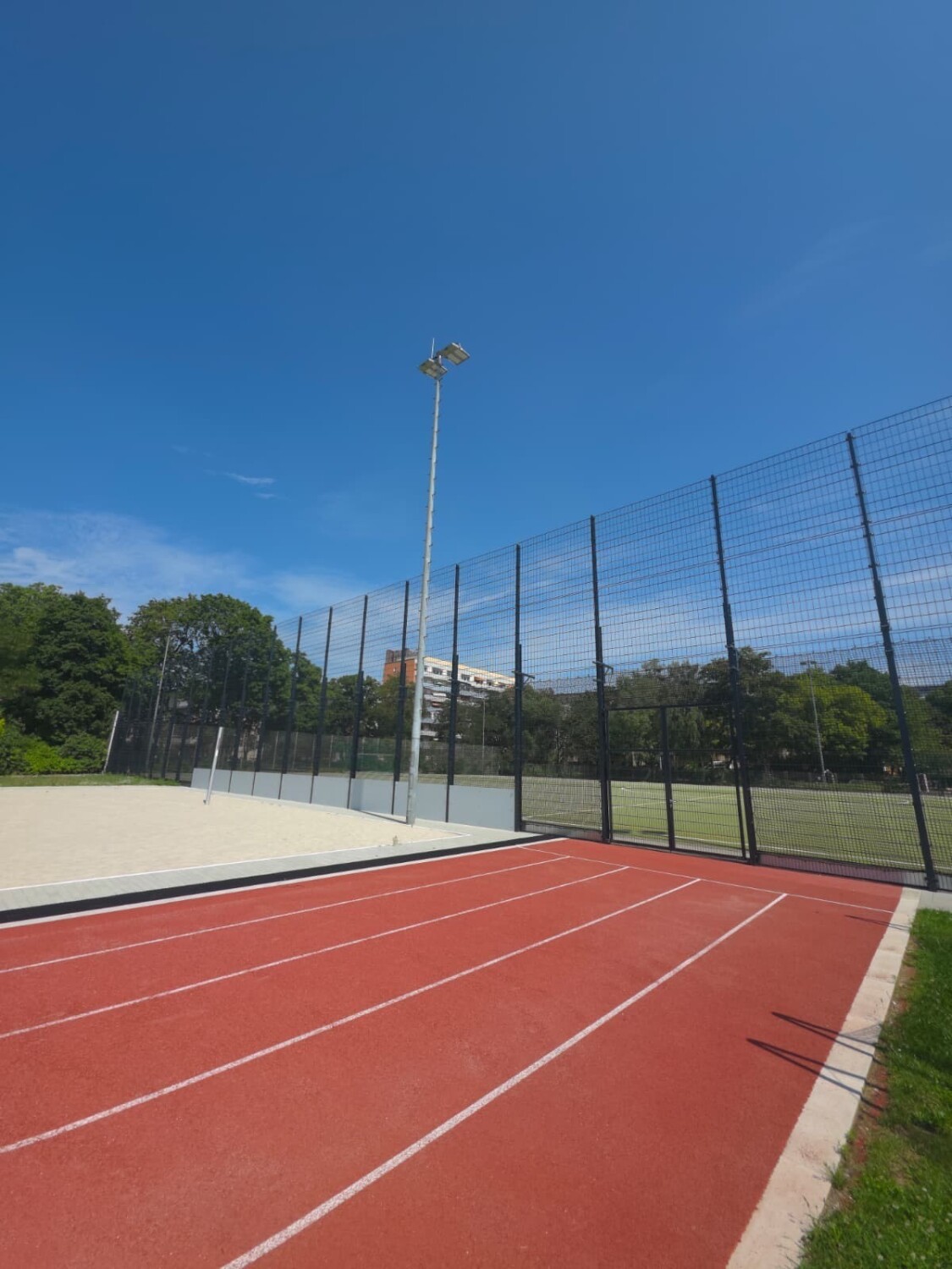 Ballfangzaun an einem Sportplatz
