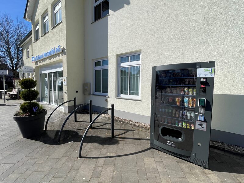 Vor der VR-Bank Nordeifel steht der Verkaufsautomat